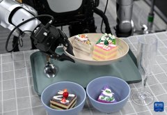 <b>工做人员对人形机械人进行锻炼和数据</b>